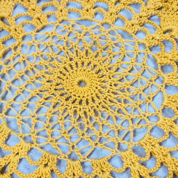 70s Golden Yellow Ombre Peacock Feather Tabletop Crochet Doily Vintage Linen - Picture 7 of 9